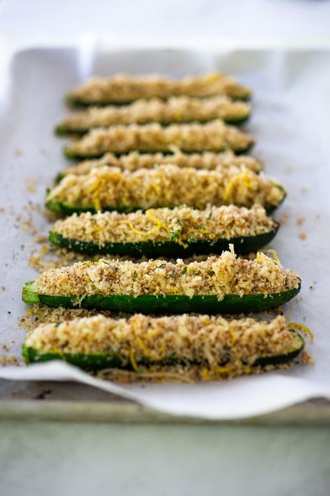 Baked Zucchini with Garlicky Parmesan Bread Crumbs- a simple easy vegetarian side dish that is baked in the oven. | #zucchinirecipes #bakedzucchini #vegetarian #sidedish #healhysidedish Zucchini With Bread Crumbs, Zucchini Garlic Bread, Easy Vegetarian Sides, Zucchini Recipes Baked, Bread Crumbs Recipe, Parmesan Bread, Bake Zucchini, Parmesan Zucchini, Vegetarian Sides