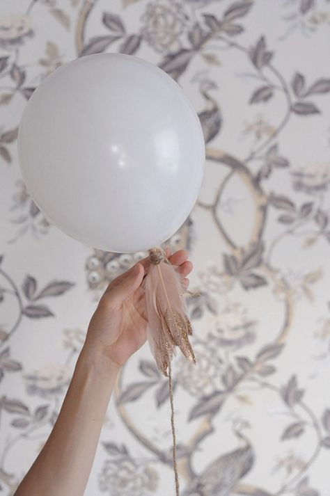 DIY Gold and Glitter Dipped Feathers tied to balloons. Use the feathers in floral centerpieces or at place settings too. #holidayentertaining Boho Chic Party, Dipped Feathers, Baby Shower Boho, Boho Birthday Party, Ballon Party, Feather Diy, Bohemian Baby Shower, Bohemian Baby, Boho Party