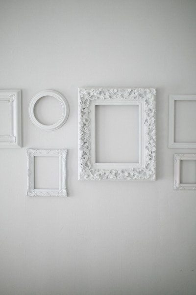 White Wall Picture Frames, Portrait Frame Ideas, Framed Macrame, Empty Picture Frames, Wall Insert, Display Family Photos, Empty Frames, Photo Wall Gallery, Photo Frame Design