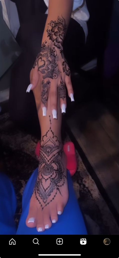 Hand And Arm Henna, Henna Looking Hand Tattoos, Whole Hand Henna, Henna Hand Tattoos Black Women, Hanna Tattoo Hand, Henna Full Hands, Shoulder Henna, Hanna Tattoo, Henna Styles