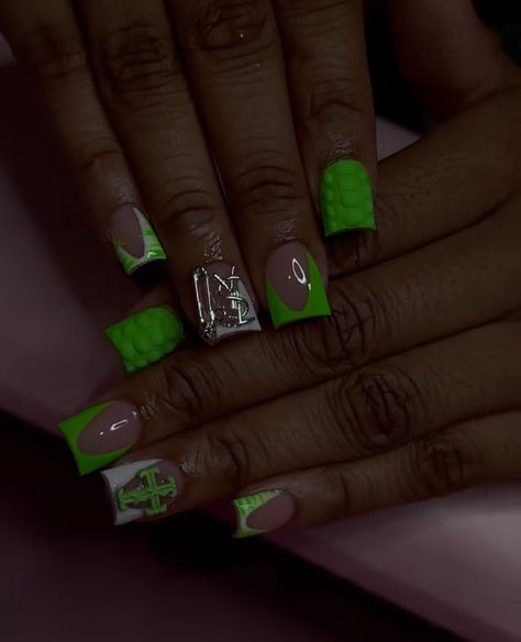 Alien Nail Art Design, Nail Idea Green, Green And White Nail Designs, Alien Nails, Hoco Ideas, School Preparation, Nail Idea, White Nail Designs, White Nail