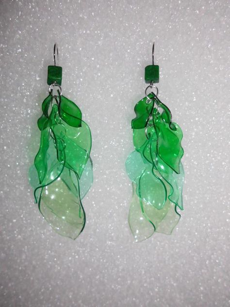 Jewelry With Plastic Bottles, Jewellery Made From Recycled Materials, Earrings From Plastic Bottles, Diy Plastic Earrings, Plastic Bottle Jewelry Diy, Jewelry Out Of Recycled Materials, Found Object Jewelry Diy, Recycled Plastic Earrings, Plastic Jewelry Recycled