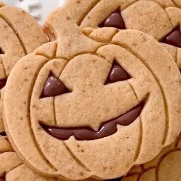 Yukiko Tanzi on Instagram: "Nutella Pumpkin linzer cookies 🎃🍂 Spooky season is here!👻 Ingredients 220g (1 cup) unsalted butter, room temperature 100g (1/2 cup) granulated sugar 100g (1/2 cup) brown sugar 30g (2 tbsp) pumpkin purée 1 egg 1 tsp vanilla bean paste/ extract 1 tsp pumpkin spice 380g (3 cups)all-purpose flour 1/2 tsp salt 1/4 cup pecans or hazelnuts finely chopped Filling 1/2 cup hazelnut and chocolate spread such as Nutella or Nocciolata Rigoni Instructions 🍁Cream butter and su Pumpkin Linzer Cookies, Nutella Pumpkin Cookies, Brown Butter Pumpkin Latte Cookies, Levain Pumpkin Cookie, Cheesecake Filled Pumpkin Cookies, Nestle Toll House Pumpkin Spice Cookies, Linzer Cookies, Chocolate Spread, Bean Paste