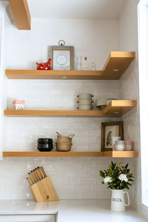 Small Open Shelves Kitchen, Open Shelf Kitchen Decor, Small Kitchen Shelf, Open Shelves Kitchen, Minimalist Interior Decor, Kitchen Shelf Decor, Mobile Home Decorating, Kitchen Design Diy, Kitchen Diy Makeover