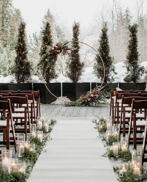 December Wedding Arch Ideas, Outdoor Christmas Wedding Ceremony, Winter Boho Wedding Decor, Christmas Ceremony Wedding, Winter Wedding White, Cabin Winter Wedding, Winter Wedding Send Off Ideas, Winter Forest Wedding Decor, Backyard Christmas Wedding