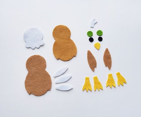 Looking for a cute bald eagle craft?  This adorable bird is a fun felt craft for kids or adults! Grab the free printable template. A perfect 4th of July craft. Felt Eagle, Bald Eagle Craft, Eagle Craft, 4th Of July Craft, Plush Craft, Origami Techniques, Sewing Easy, Felt Animal Patterns, Applique Tutorial