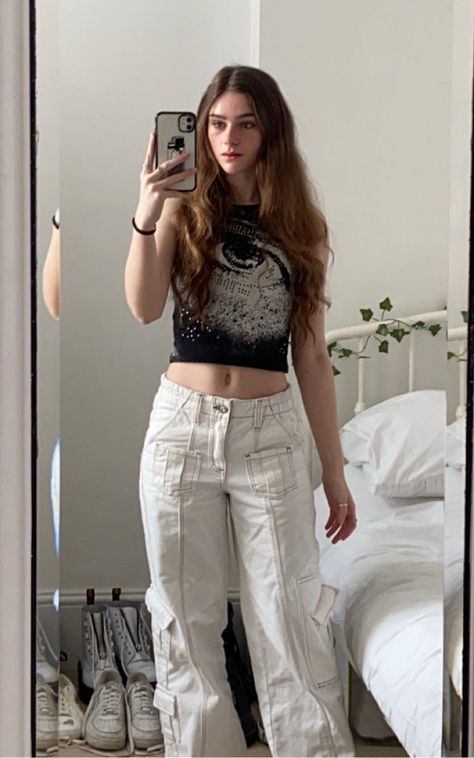 White Cargo Pants Outfit Y2k, White Pants Outfit Grunge, Cargo Trousers Outfit Aesthetic, White Cargo Fits, Flared Trousers Outfit Aesthetic, White Linen Trousers Outfit Y2k, Bdg Outfits, Big Pants Tiny Top, White Cargo Jeans Outfit