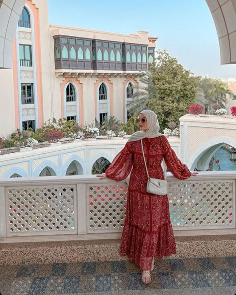 Honeymoon Outfits Modest, Modest Honeymoon Outfits, Hijabi Honeymoon Outfits, Muslim Vacation Outfits, Hijab Holiday Outfits, Dress For Beach Vacation Outfit Ideas, Hijab Vacation Outfits, Outfits For Dubai Vacation, Hijabi Vacation Outfits