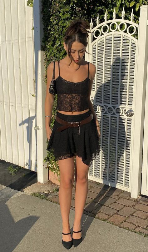 Black Lace Mini Dress Outfit, Underskirt Outfit, Asymetric Skirt, Black Skirt Outfits, Lace Mini Skirt, Black Lace Skirt, Miniskirt Outfits, Lace Camisole, Photo Outfit