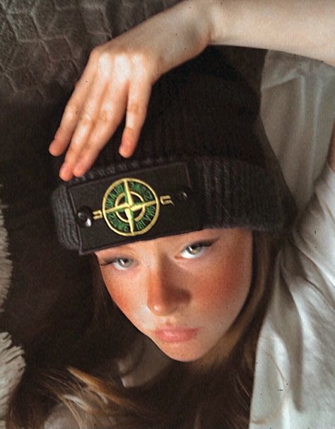 Stone island beanie Stone Island Girl, Stone Island Outfit, Stone Island Beanie, Stone Island Hat, Vintage Stone Island, Graffiti Cartoon, Cartoon Ideas, School Street, Beanie Outfit