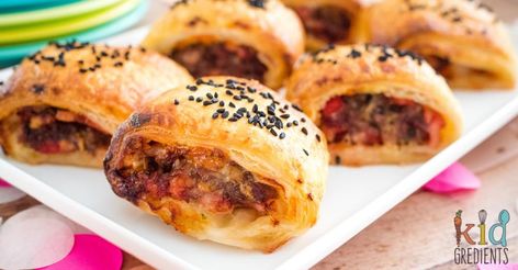 Cheese and bacon sausage rolls - Kidgredients Pork Sausage Rolls, Sausage Rolls Recipe, Veggie Sausage, Healthy Party Food, Crostini Recipes, Fall Appetizers, Recipes Lunch, Bacon Sausage, Easy Party Food