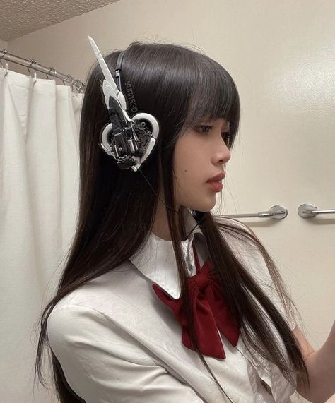 cute mecha headphones !! Cyberpunk Accessories, Cute Headphones, Cyberpunk Aesthetic, Cyberpunk Fashion, Futuristic Fashion, Pose Reference Photo, No. 2, Cyberpunk, Aesthetic Pictures