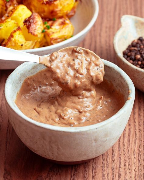 My deliciously creamy vegan peppercorn sauce recipe is quick and easy to make with just a handful of ingredients. Rich and decadent! Peppercorn Sauce Recipe, Tofu Steak, Vegan Steak, Vegan Mashed Potatoes, Peppercorn Sauce, Grilled Tofu, Vegan Alternatives, School Night, Smashed Potatoes