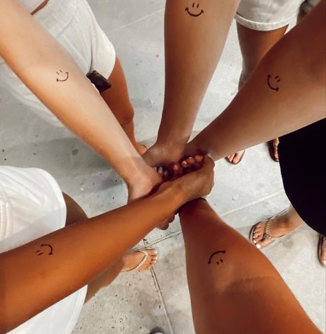 Group Henna Tattoos, Big Group Tattoos, Small Matching Tattoos For Friend Group, 4 Life 4 Ever Tattoo, Tattoos For A Group Of 4, Group Of 5 Tattoos, Friend Group Tattoo Ideas, Small Tattoos For Friend Group, Friendgroup Tatoos