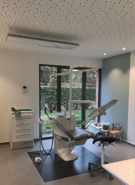 Dental Unit Design, Clinic Aesthetic, Dentist Office Design Interiors, Dentist Ideas, Ortho Office, Dentist Office Design, Dentist Clinic, Dental Aesthetics, Dental Office Design Interiors