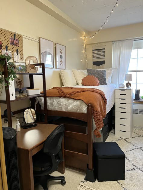 Havighurst 272, 2022 Pretty Dorm Room, Luxury Dorm Room, College Dorm Inspo, Dorm Room Layouts, College Dorm Room Inspiration, Dorm Aesthetic, Dream Dorm Room, Cozy Dorm, Dorm Room Styles