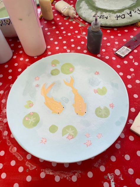 Painted Plate Ideas Ceramics, Painted Clay Plates, Pottery Inspo Plates, Plate Inspo Paint, Paint A Plate Ideas Easy, Easy Plate Designs, Simple Pottery Ideas Painting, Paint A Pot Plate Ideas, Mad Potter Painting Ideas