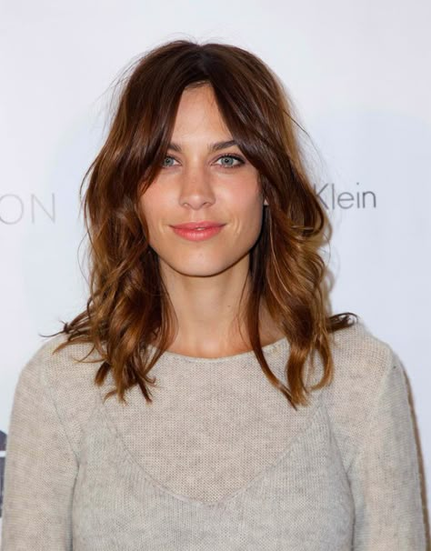 Alexa Chung 2014, Alexa Chung Haircut, Dress Like Taylor Swift, Alexa Chung Hair, Casual Shift Dress, Face Framing Hair, Alexa Chung Style, Find Style, Make Up Inspiration