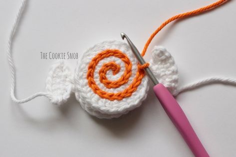 Valentine Candies Free Crochet Pattern Crochet Candy Pattern Free, Cake Design 2023, Crochet Lollipop, Christmas Cake Decorating, Cake Design Tutorial, Crochet Candy, Crochet Cake, Crochet Xmas, Extra Yarn