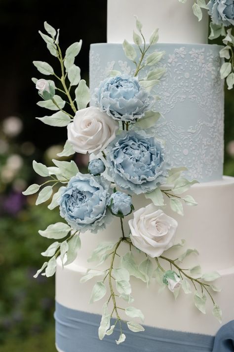 Blue & White Wedding Cake White And Baby Blue Wedding Dress, Classic Blue Wedding Cake, Dusty Blue Theme Wedding Cake, Wedding Cake Dusty Blue Flowers, Wedding Decorations White And Blue, Cream And Light Blue Wedding, Classic Blue Wedding Decor, Wedding Cake Blue Theme, Light Blue And White Wedding Cake