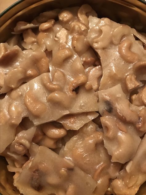 Cashew Praline Recipe, Cashew Brittle Recipe, Cashew Candy, Cashew Crunch Recipe, Cashew Crunch, Cashew Brittle, Toffee Bark, Praline Recipe, Xmas Candy