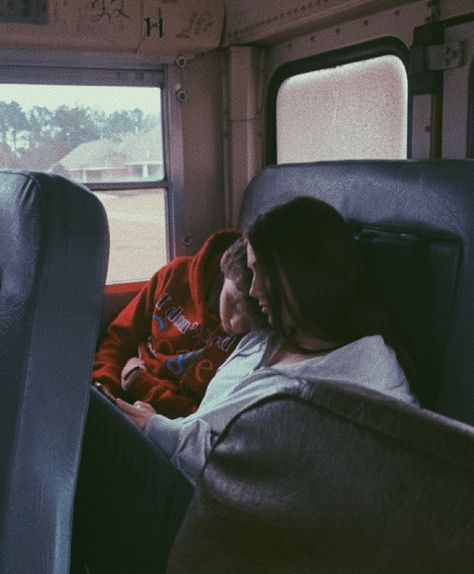 Jumping On The Bed Aesthetic, Couples On The Bus, Bus Romance, Cute Cupple Cuddle, Couples Sitting Together, Hospital Couple, Bus Couple, Boyfriend Cuddling, My Dream Future