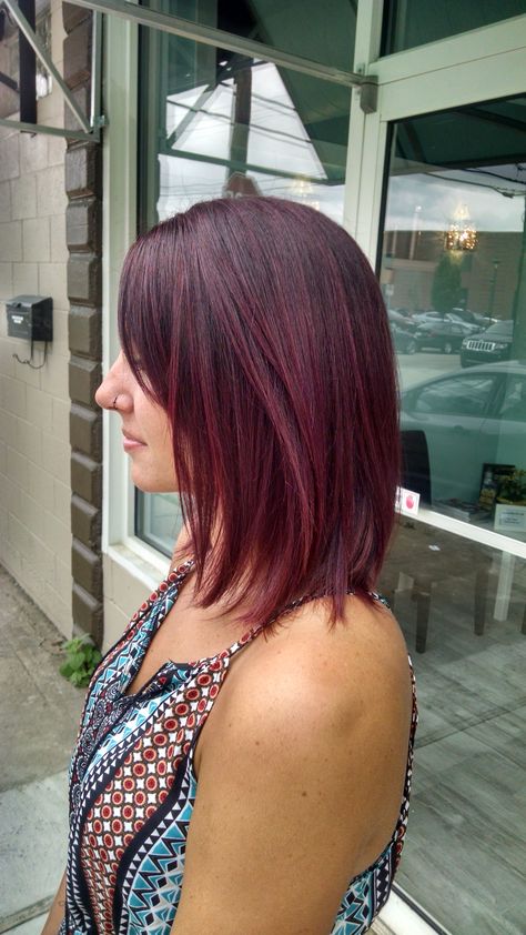 Burgundy and red hair color blended with an edgy bob haircut by Classic Hair and Makeup Short Burgundy Hair With Bangs, Chinese Bob Hairstyles, Vintage Bob Hairstyle, Edgy Bob Haircuts, Bobbed Hairstyles With Fringe, Bob Hairstyles 2018, Grey Bob Hairstyles, Medium Bob Haircut, Stacked Bob Hairstyles