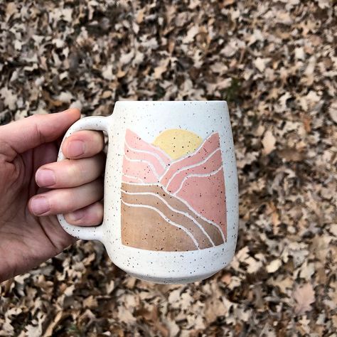 Mountain Painted Pottery, Mug Painting Ideas Mountains, Pottery Mountains, Ceramic Mug Painting Ideas, Clay Cafe, Painted Pot, Cerámica Ideas, Pottery Painting Designs, Pottery Glazes