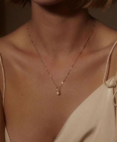 Pear Necklace Aesthetic, Diamond Infinity Necklace, Wedding Ring Gold, Cream Aesthetic, Cindy Kimberly, Infinity Necklace, Stil Inspiration, Faux Pearl Necklace, Delicate Details