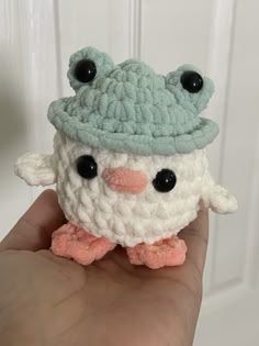 Things To Crochet With White Fluffy Yarn, Things To Crochet Plushies, Crochet Duck Hat, Cute Crochet Things, Frog Hat Crochet, Cute Animal Crochet, Cute Crochet Animals, Cute Crochet Ideas, Crocheted Stuffed Animals