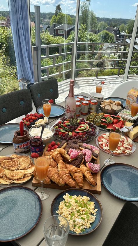 Breakfast Hosting Ideas, Dinner Out Aesthetic, Breakfast Table Aesthetic, Breakfast Set Up Ideas, Brunch Decorations, Aesthetic Brunch, Breakfast Picnic, Party Food Buffet, Catering Ideas Food