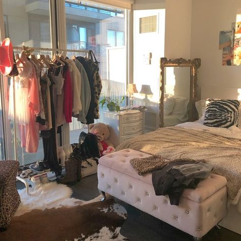 Glam Vintage Bedroom, Decorating College Apartment, Carrie Bradshaw Room Aesthetic, Edgy Luxury Aesthetic, Queen Room Aesthetic, Vintage Glamour Aesthetic Bedroom, Rich Aesthetic Bedroom, 2016 Bedroom Aesthetic, Model Bedroom Aesthetic