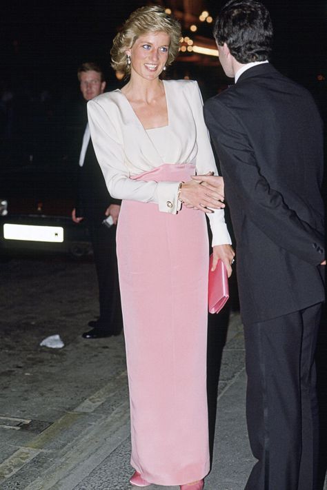 Princess Diana's 40 Best Dresses - Royal Family Fashion Royal Gowns, Princesa Elizabeth, Princess Diana Dresses, Best Gowns, Princess Diana Fashion, Catherine Walker, Style Transformation, Diana Fashion, Pink And White Dress