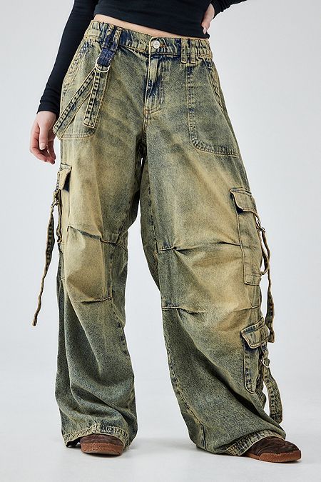 Cargo Pants Urban Outfitters, Metallic Jeans, Body Reference Poses, Stylish Pants, Urban Outfitters Women, Beauty Accessories, Denim Fashion, Diy Fashion, Denim Women