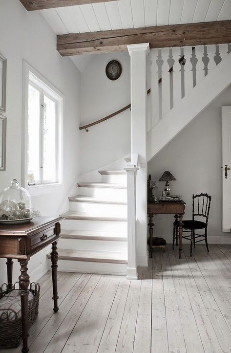 Want a comfy decor style? Then look at these country cottage decorating ideas, a combination of mostly white decor with brown furniture and decor accents. Farmhouse Staircase Decor, Modern Farmhouse Staircase, Comfy Decor, Railing Ideas, Staircase Decor, Hal Decor, Country Cottage Decor, Painted Stairs, Cottage Interiors