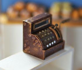 My world on the table: Antique cash register etc. Miniature Cash Register Diy, Miniature Antique Shop, Antique Cash Register, Miniature Bookstore, Miniature Street, Vintage Cash Register, Miniature Cafe, Toy Furniture, Dolls House Shop