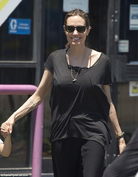 Knox Jolie Pitt, Veiny Arms, Visible Veins, Angelina Jolie Photos, Baggy T-shirt, Jolie Pitt, Hollywood Actress, Elle Fanning, Jolie Photo