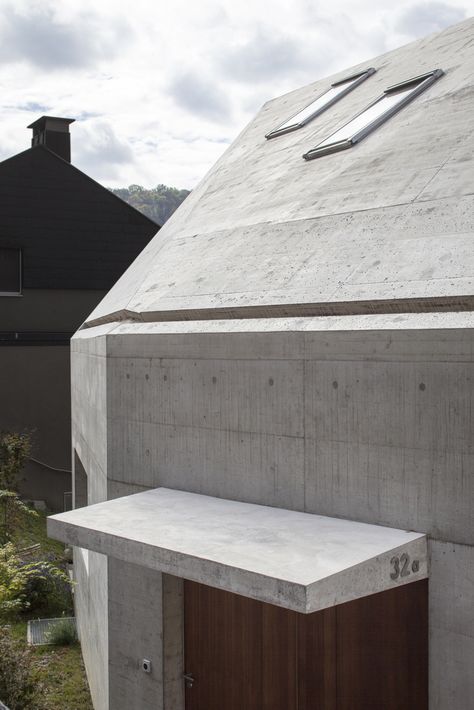 Gallery of Houses Alte Hofstetterstrasse / Beck + Oser Architekten - 12 Architectural Canopy, Concrete Canopy, School Material, Wooden Trim, Ceiling Texture, Concrete Coatings, Concrete Houses, Concrete Roof, Roof Window