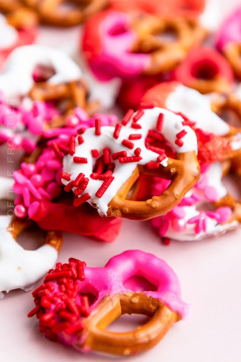 These easy Valentine Pretzels come together quickly and are the perfect make-ahead Valentine's Day sweet treat. Easy Valentines Snacks, Chocolate Pretzels Recipe, Pretzel Treats, Valentines Snacks, Unique Snacks, White Chocolate Candy, Valentine Treat, Grape Recipes, Easy Treat