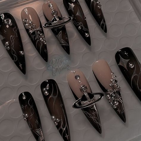 Expensive Nails Design, Black Nails With Jewels, Black 3d Nails, Nana Nails Anime, Nana Anime Nails, Cybercore Nails, Romantic Goth Nails, Cybergoth Nails, Goth Nails With Charms