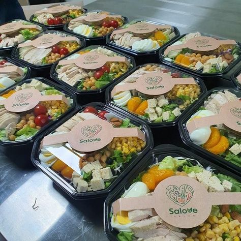 Food Packing Design Creative, Salad Packaging Ideas, Salad Packaging Design, Salad Business, Salad Packaging, Healthy Eating Meal Plan, Salad Box, Lake House Food, Lake House Food Ideas