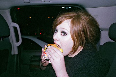 Adele Child, Eating Burger, Adele Love, Burger Party, Adele Adkins, Eating Ice Cream, Street Snap, Human Poses Reference, People Eating