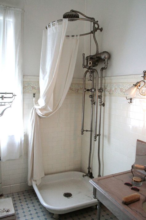 Steampunk Bathroom, Small Farmhouse Bathroom, Primitive Bathrooms, Victorian Interiors, Victorian Bathroom, Diy Bathroom Remodel, Vintage Bathrooms, Bad Design, Diy Remodel