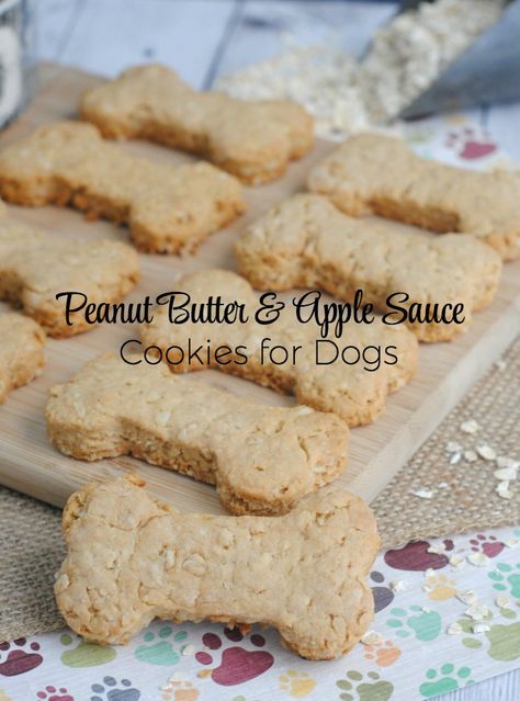 Apple Sauce Dog Treats, Apple Sauce Cookies, Natural Dog Treats Recipes, Cookies For Dogs, Dog Cookie Recipes, Homemade Dog Cookies, Healthy Treats Recipes, Dog Biscuit Recipes, Healthy Dog Treats Homemade