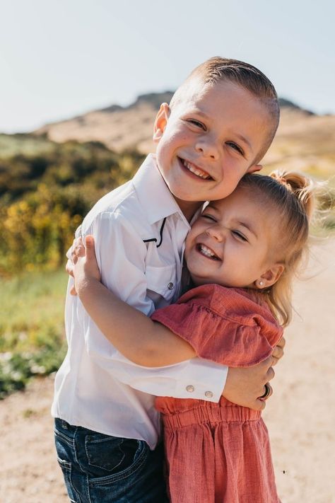 Brother And Sister Outdoor Photoshoot, Sibling Photography Poses Two, Spring Sibling Photoshoot, Little Siblings Photoshoot, Fall Family Of 4 Photos, Toddler Siblings Photoshoot, Young Sibling Photography Poses, Two Kids Photoshoot, Siblings Photoshoot Kids