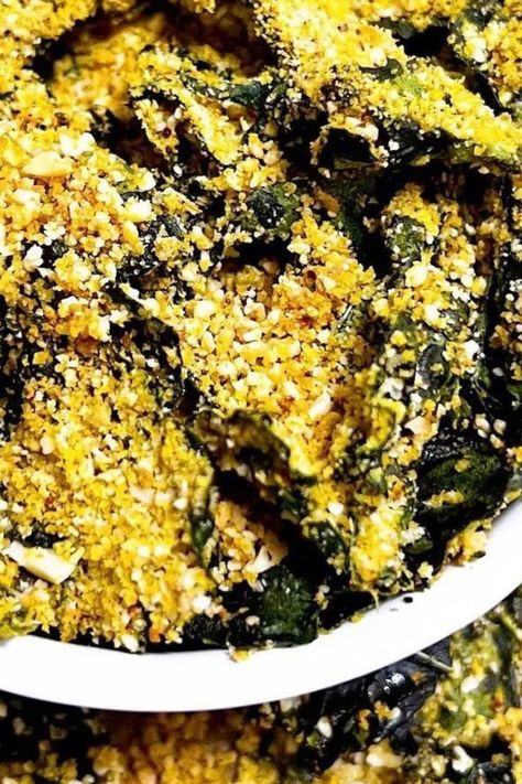 Cheesy Vegan Kale Chips (Nutrient-Rich!) ‣ Vegan Soiree Vegan Kale Chips, Cheesy Kale Chips, Vegan Lemon Bars, Spicy Guacamole, Baked Kale, Plant Based Cheese, Vegan Cheddar, Kale Chips, Vegan Smoothies