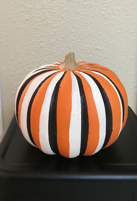 Adult Painted Pumpkins, Hocus Pocus Pumpkin Decorating, Cute Painted Pumpkin Ideas, Disney Pumpkin Painting, Decorated Pumpkin, Pumpkin Painting Party, Halloween Pumpkin Crafts, Creative Pumpkin Painting, Cute Pumpkin Carving