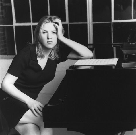 diana krall Chicago Jazz, Diana Krall, Music Pictures, Jazz Blues, Female Singers, Famous People, Diva, Piano, Musician