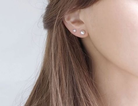 Pearl Earrings Second Hole, Pearl Earrings Double Piercing, Pearl Double Piercing, Ear Piercings Pearls, Double Ear Piercing Pearl, Double Ear Piercing Ideas Classy, Pearl Piercing Ears, Cute Second Ear Piercing, Second Ear Piercing Classy