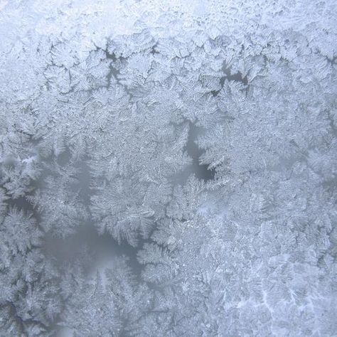 Epsom salts crystallizing on a window resemble ice crystals. Mod Podge On Glass Window, Frosted Window Diy, Window Screen Ideas, Diy Frosted Glass Window, Frosted Glass Texture, January Decorations, Magical Paintings, Lead Windows, Christmas Window Painting